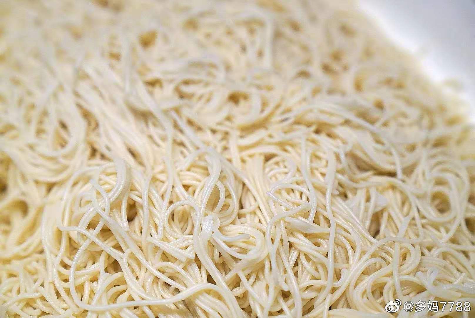 多妈晒出黄磊做的面，配料就有20种，网友：有满