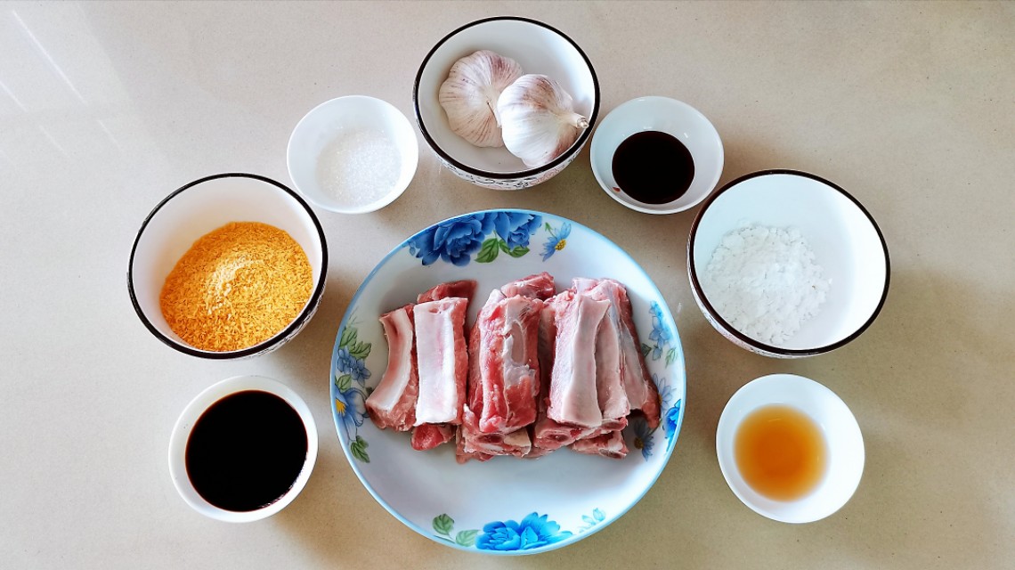 《蒜香排骨》家庭版省油做法！简单操作几步，甘香酥脆、蒜味入骨