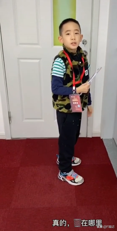 應采兒被兒子小小春嫌棄簽名照網友卻大贊兒子翻白眼像足媽媽