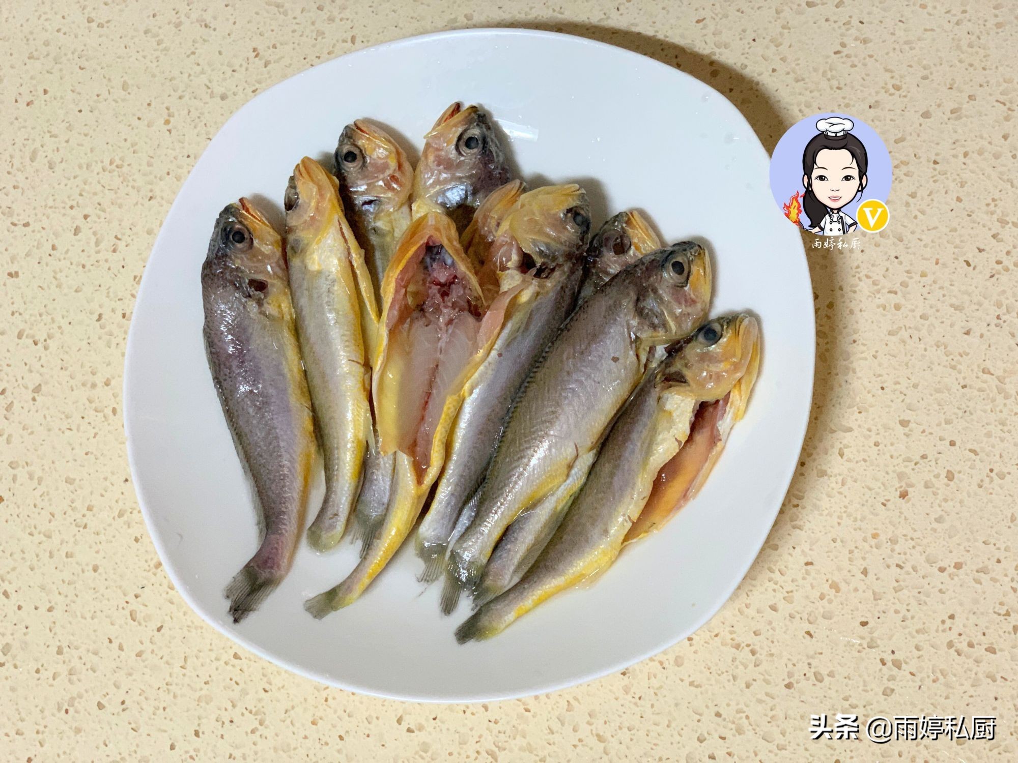 When frying fish, some people wrap it in flour, and some people put it directly into the frying pan to teach you the correct way. It is crispy and crispy.