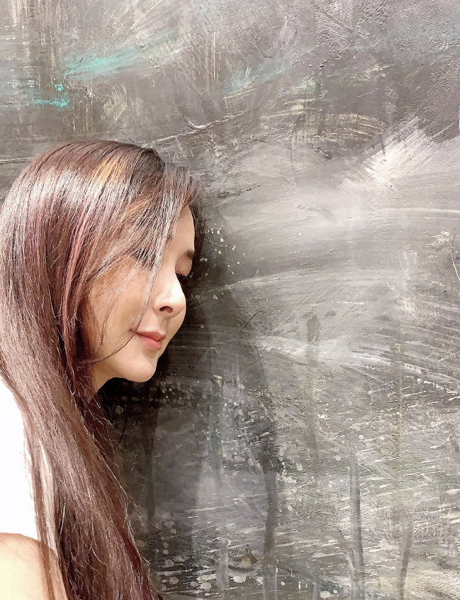 萧蔷现在真是活的洒脱，51岁的年纪，仍然皮肤紧