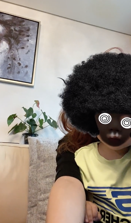 蔡少芬整蛊儿子上瘾，再拍搞怪视频，鱼蛋变黑炭脸爆炸头萌态十足