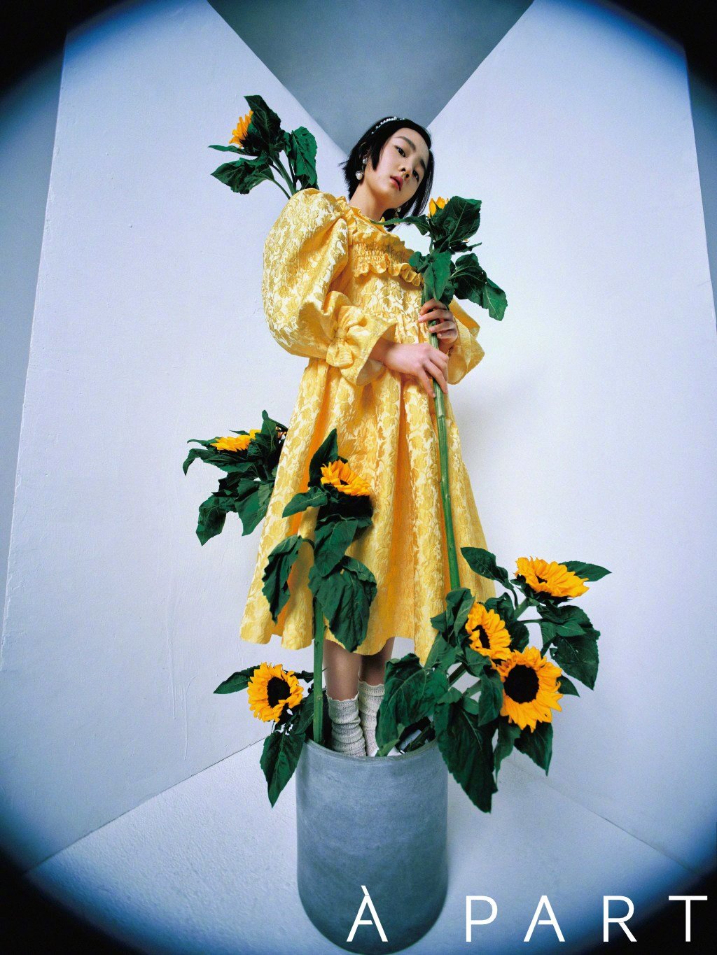 黄多多首组个人大片，复古雀斑妆终于不苦相，