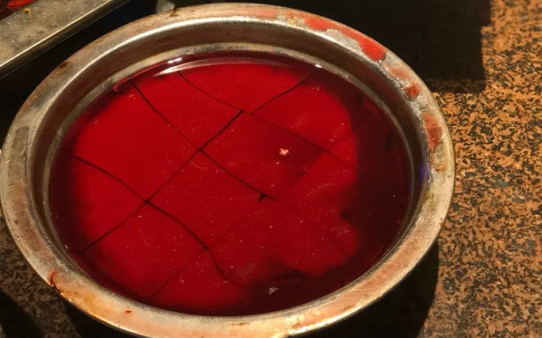 Pig blood and duck blood, what's the difference between "bright red