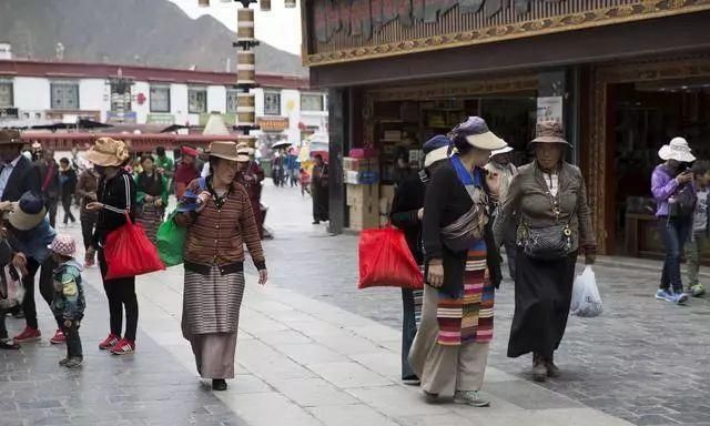 有人认为藏族人身上环佩叮当，主要是用来炫富的？只能说你太无知