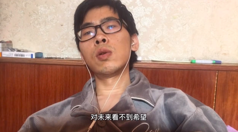 网红直肠癌晚期被医院拒收，枯瘦如柴认不出，父母高龄还有俩幼女
