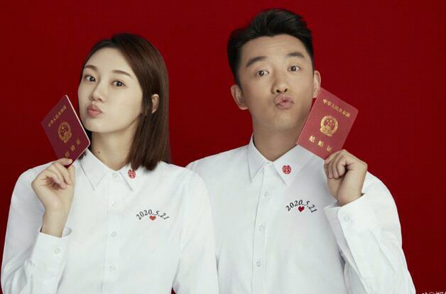 郑恺和女友苗苗宣布“结婚”喜讯，二人“大秀”恩爱结婚证件照