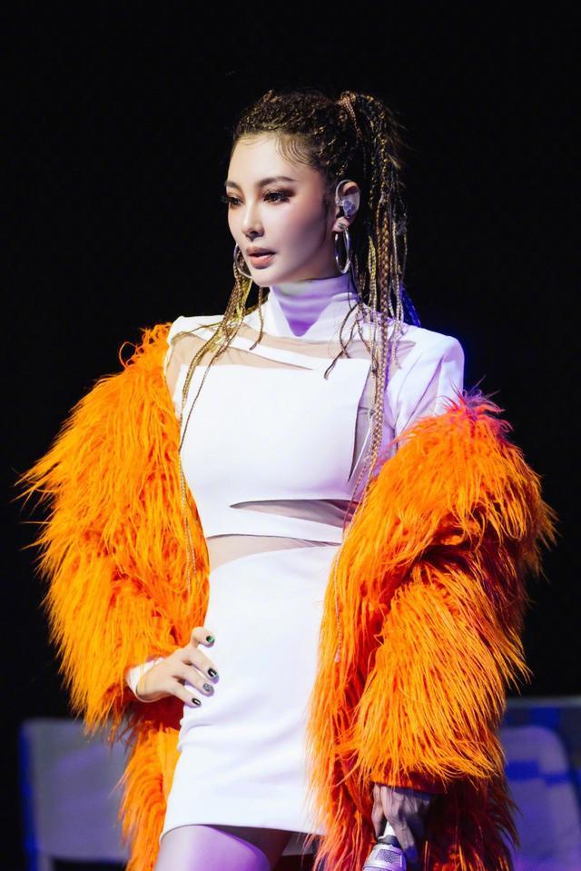 张雨绮真有自信，毛毛外套配艘“船”就出门了