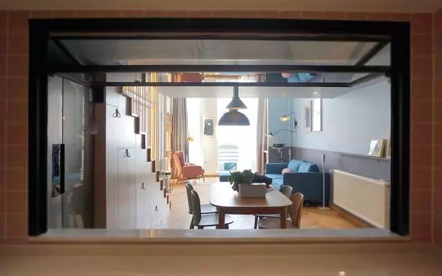 loft小复式装修案例，楼梯扶手很有特点，客厅茶几你更是没见过！