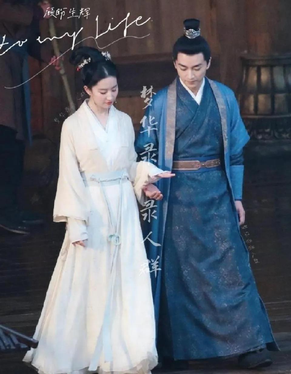 Below far Yi Fei seeing Liu and old dawn bridge opening in be passionately in love... it is # Liu Yifei so Chen Xiao pulls hand road to appear #