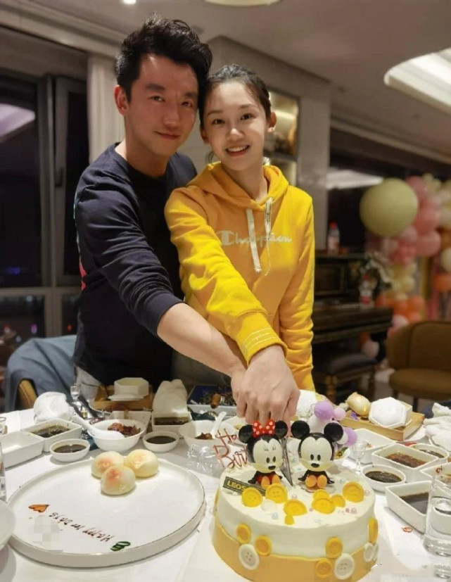 郑恺晒老婆健身照表白“女神节快乐”，苗苗纤腰细腿产后恢复超好