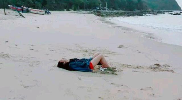 廣東一漂亮女子在沙灘上情緒崩潰，躺在沙灘上一會兒哭一會兒笑