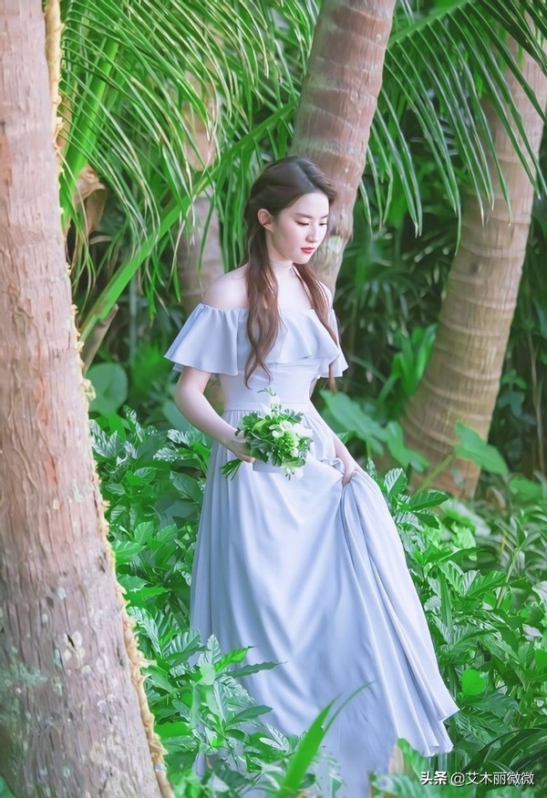 刘亦菲拍摄婚纱造型，一袭白纱衬得优雅高级，不愧是“仙女姐姐”