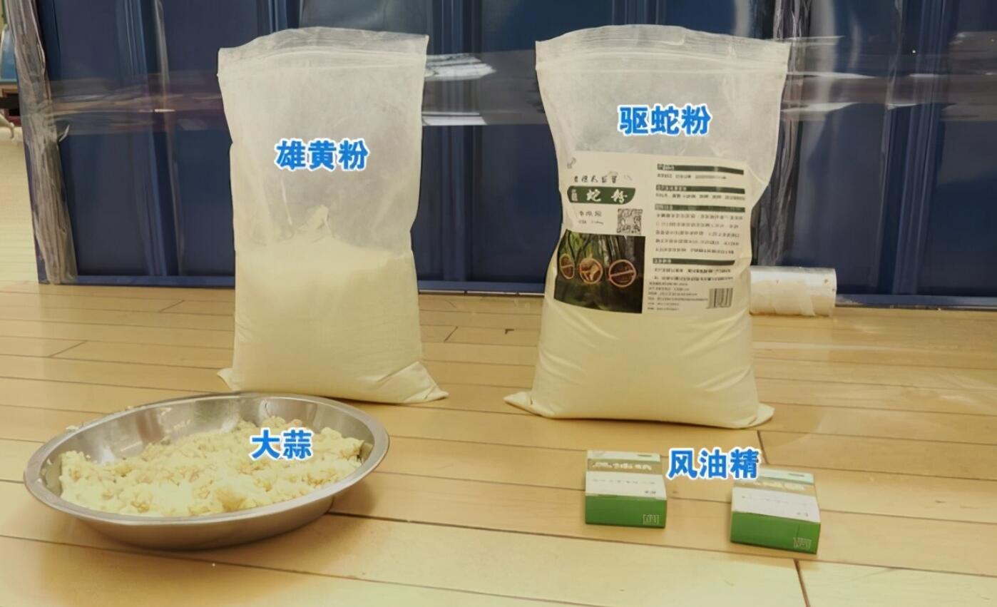 Snakes are afraid of goose fakes?Yunnan python swallows a whole goose