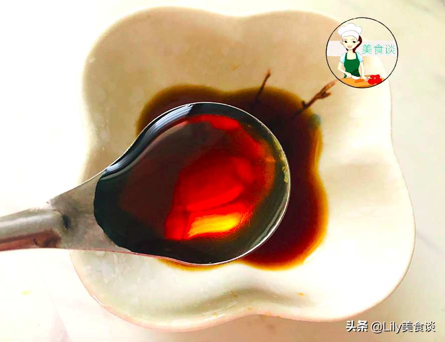 做清蒸魚時，有人加蒸魚豉油、加醬油？ 都不對，大廚教你正確做法