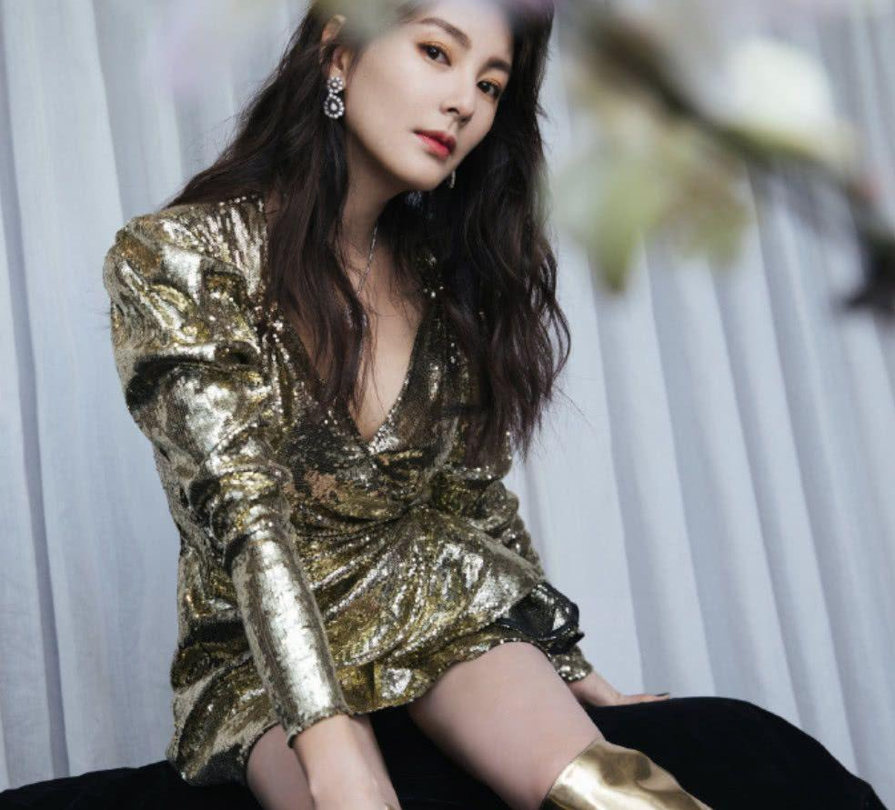 张雨绮真有自信，毛毛外套配艘“船”就出门了