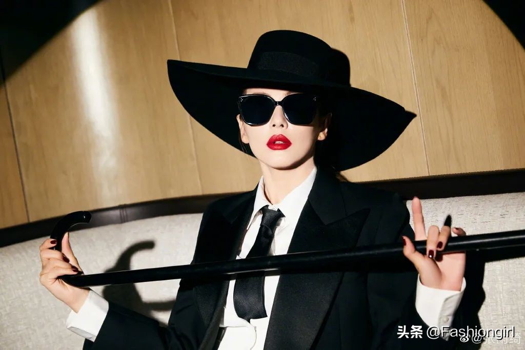 取代谢娜3个月后​，网友：因为她《快本》变好看了
