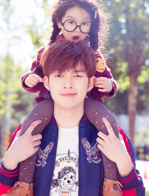 阿拉蕾8歲近照曝光，扎高高雙馬尾超可愛，肉嘟嘟臉蛋瘦出尖下巴