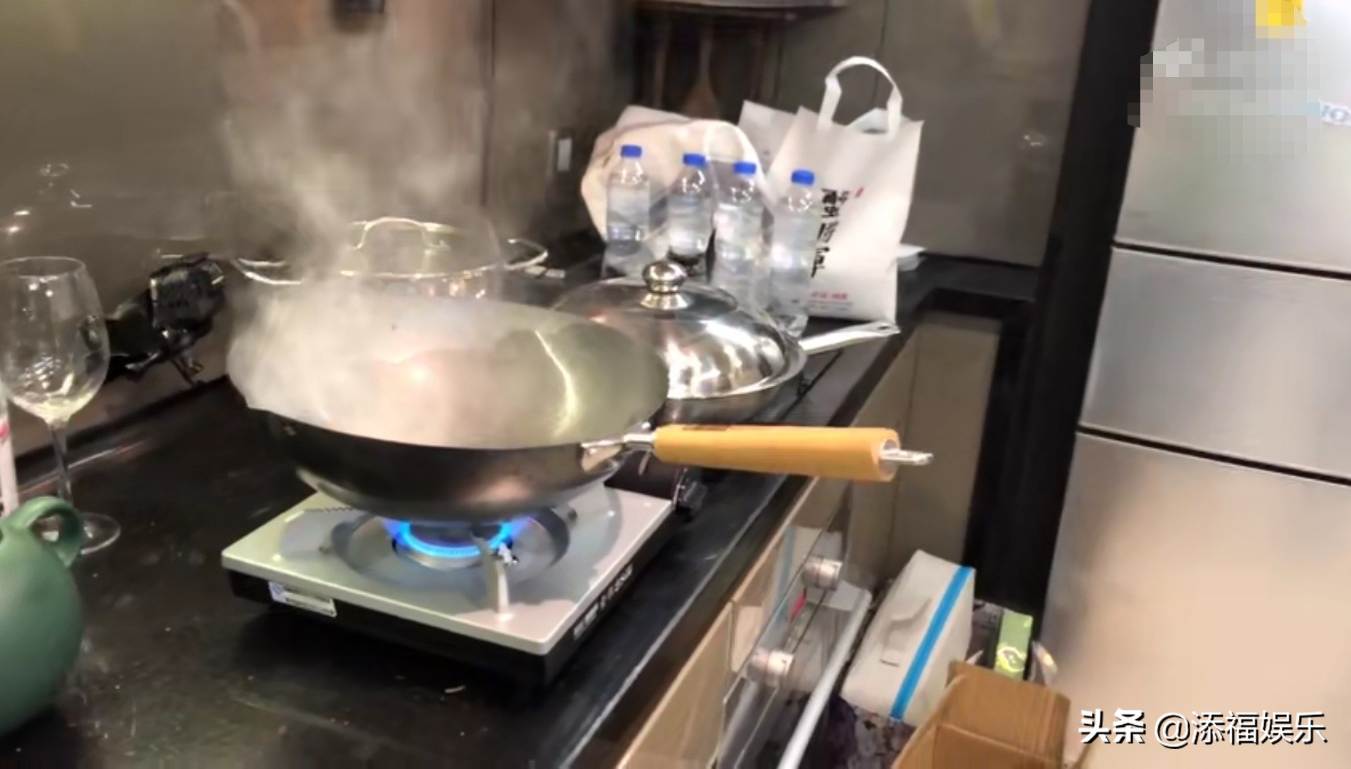 美食博主林允尝试新技能，惨遭滑铁卢，穿白衣唯恐油渍溅衣服