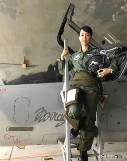 实拍台军女飞行员，与解放军女飞行员相比，谁
