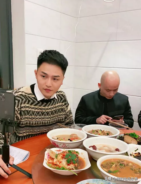 短视频创业：从娱乐到电商，主播衣哥去年卖了20亿