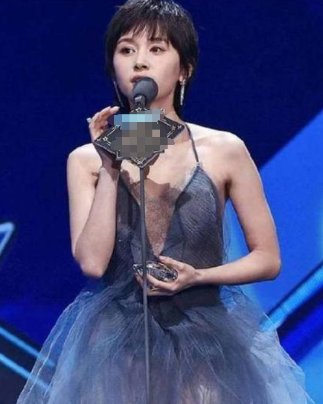 王子文胆不是一般大！穿仙女裙配短发又美又飒，转身之后看服了