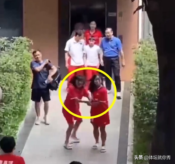 全红婵耍大牌，拒绝合影？破案了，征得何教练同意后，她主动签名