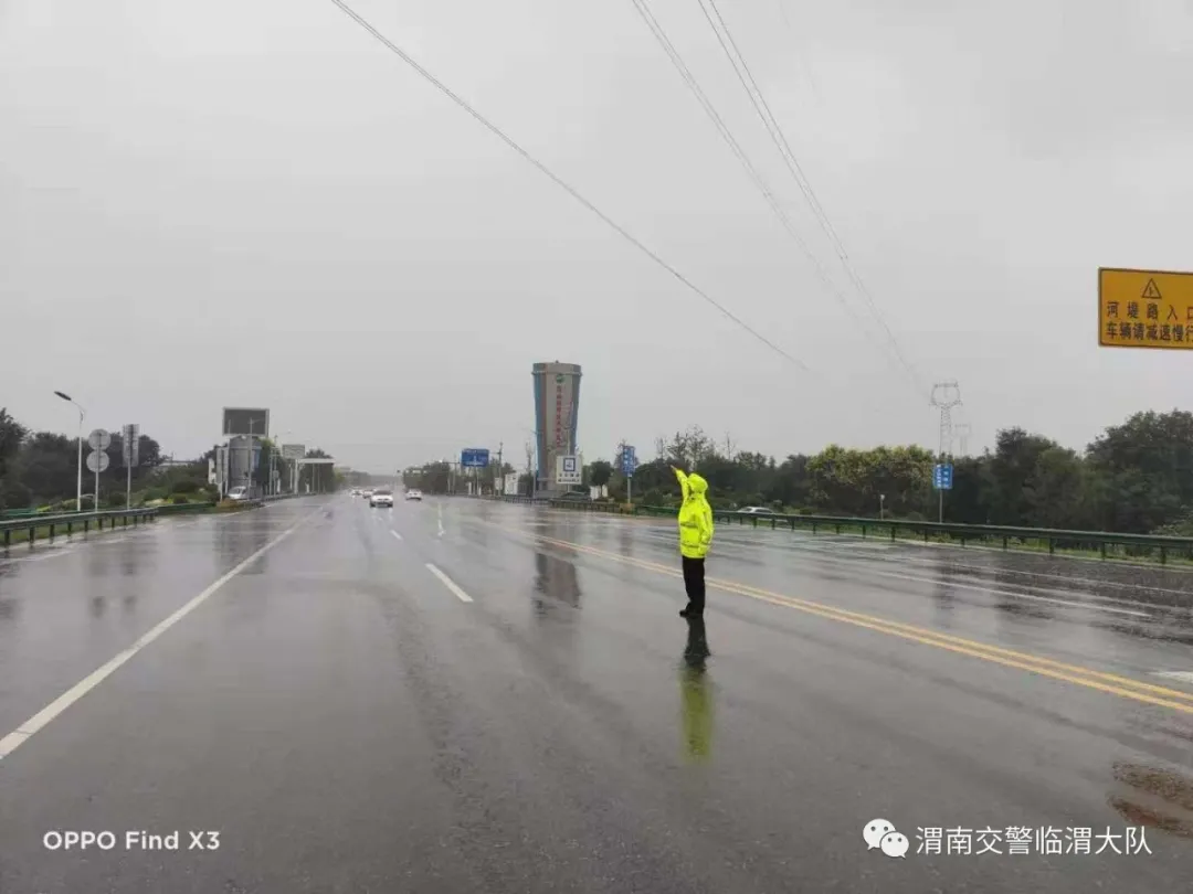 临渭交警：我为群众办实事 雨中“荧光绿” 守护群众安全行