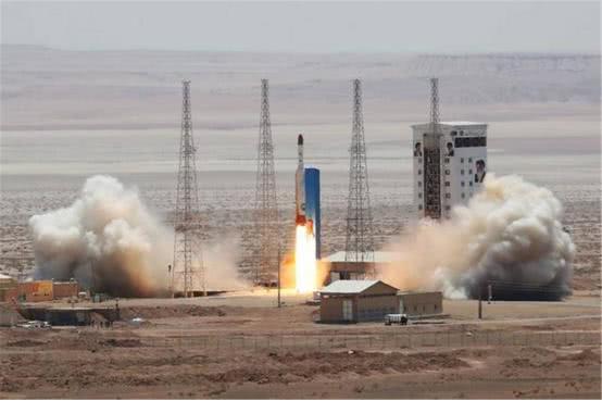 大国卫星露出隐藏实力，美舰火速撤离海峡躲避，数枚导弹摧毁目标