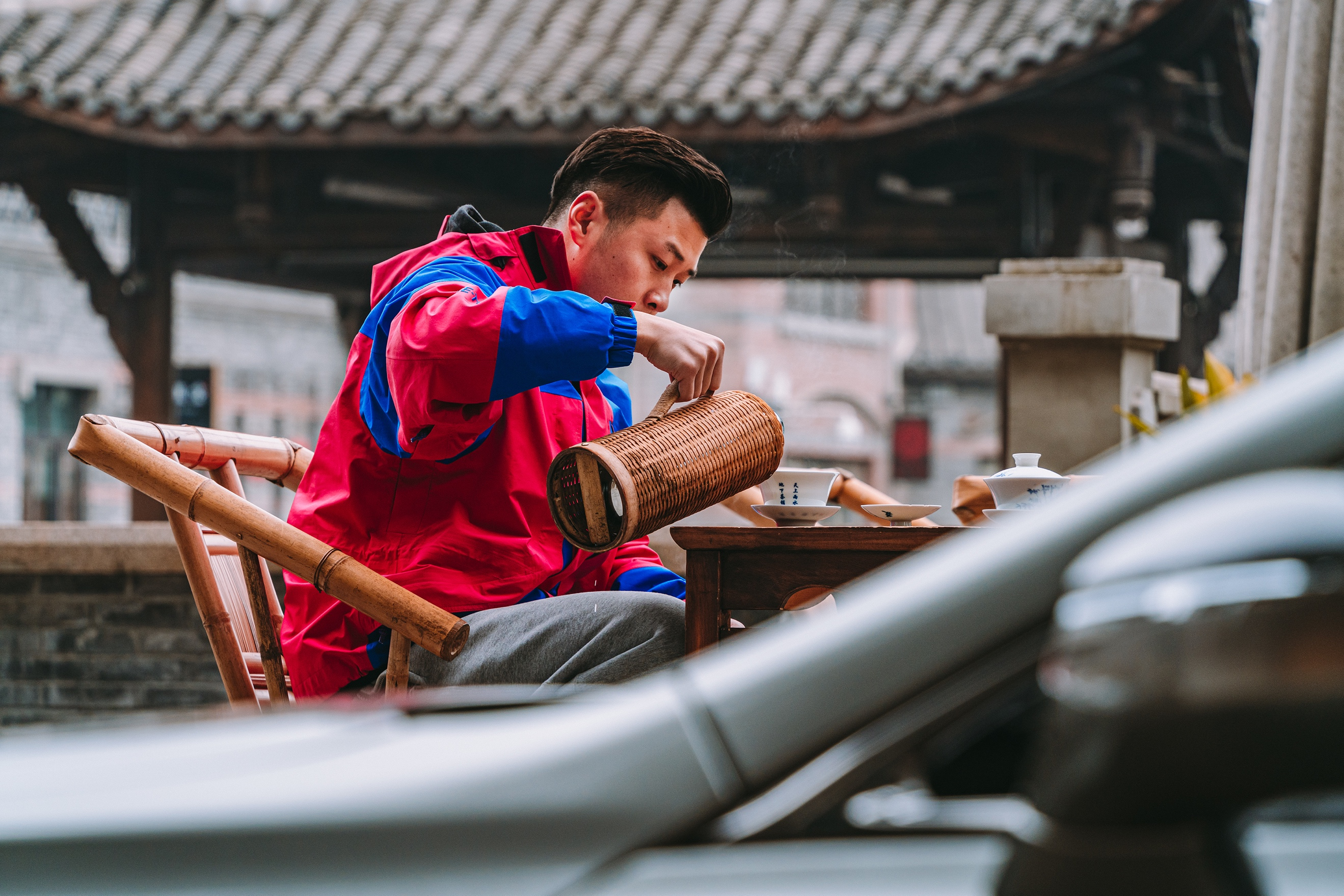 感受城市，需要一台安静并且舒适的雷克萨斯ES