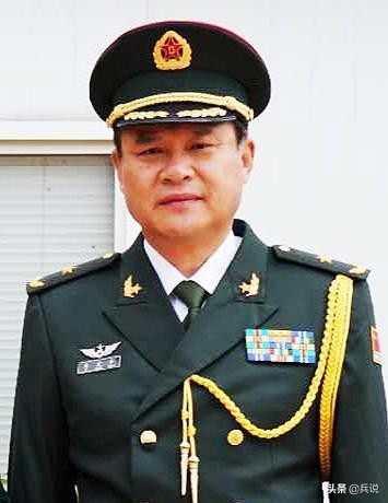 镜头里的将军：赵宗歧审问越军少尉，拍桌子大吼，吓得俘虏打抖