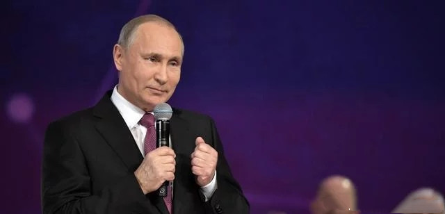 普京下跪：跪下是总统，站起来是国家