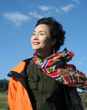 央视主播徐俐宣布退休!晒工作照告别直播间,60岁气质不输海霞