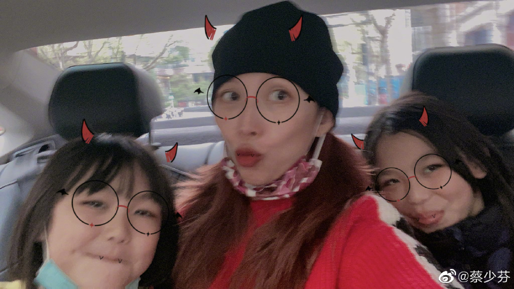 蔡少芬和倆女兒做麵包有模有樣，小兒子在旁探頭探腦圍觀呆萌可愛