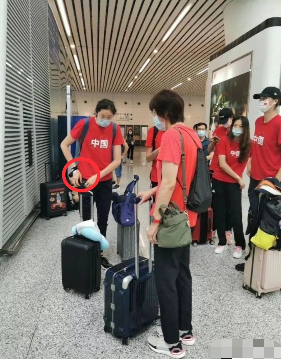 郎平携女排低调现身车站，朱婷手贴纱布惹人心疼，衣服上俩字抢镜