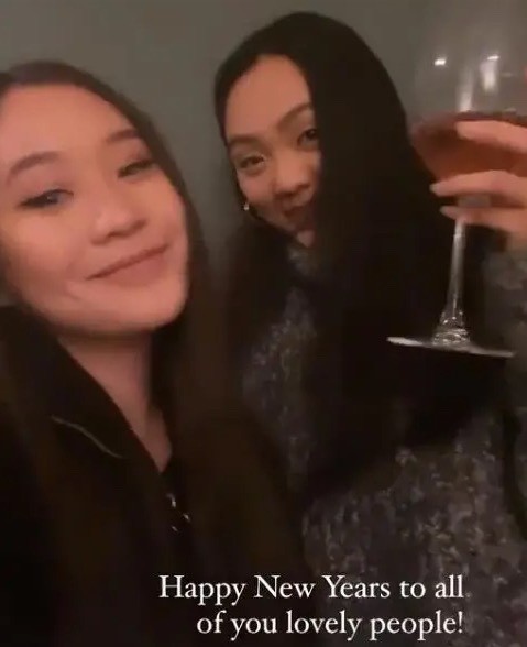 利智俩女儿晒照为她庆生，和李连杰结婚后退出