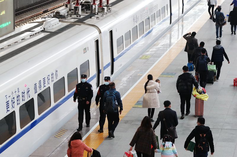 武汉铁路迎来客流小高峰（组图）