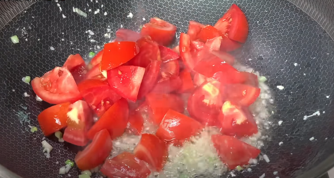 Two tomatoes and a handful of seafood mushrooms are delicious, delicious and nutritious.