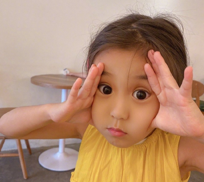 波妞圆嘟嘟萌脸超吸睛，有谁注意到身旁的姐姐？这双眼皮我慕了