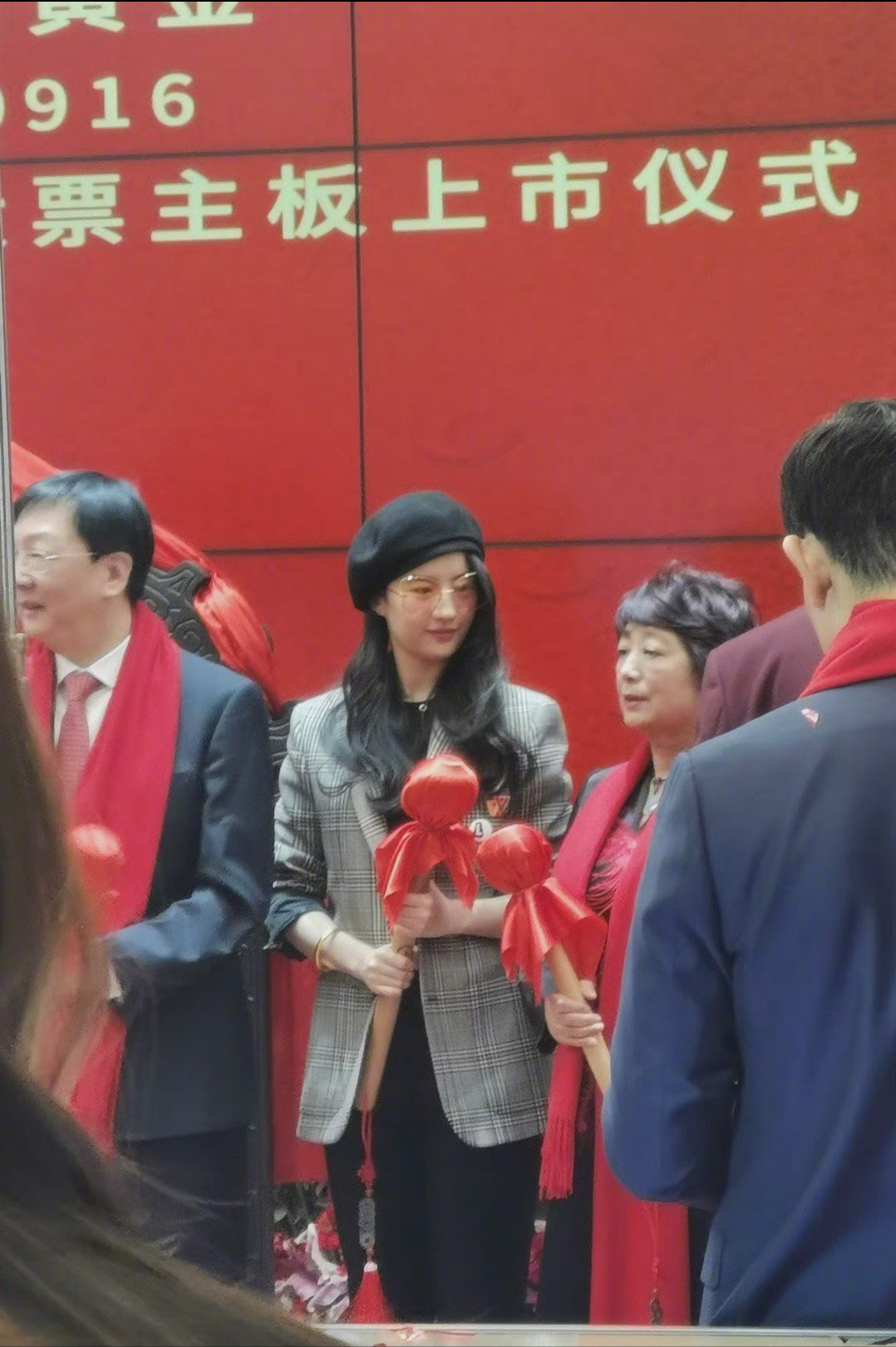 郭晶晶攜夫貼春聯，穿3年前舊衣擋不住高貴氣，三個娃眉眼都像媽