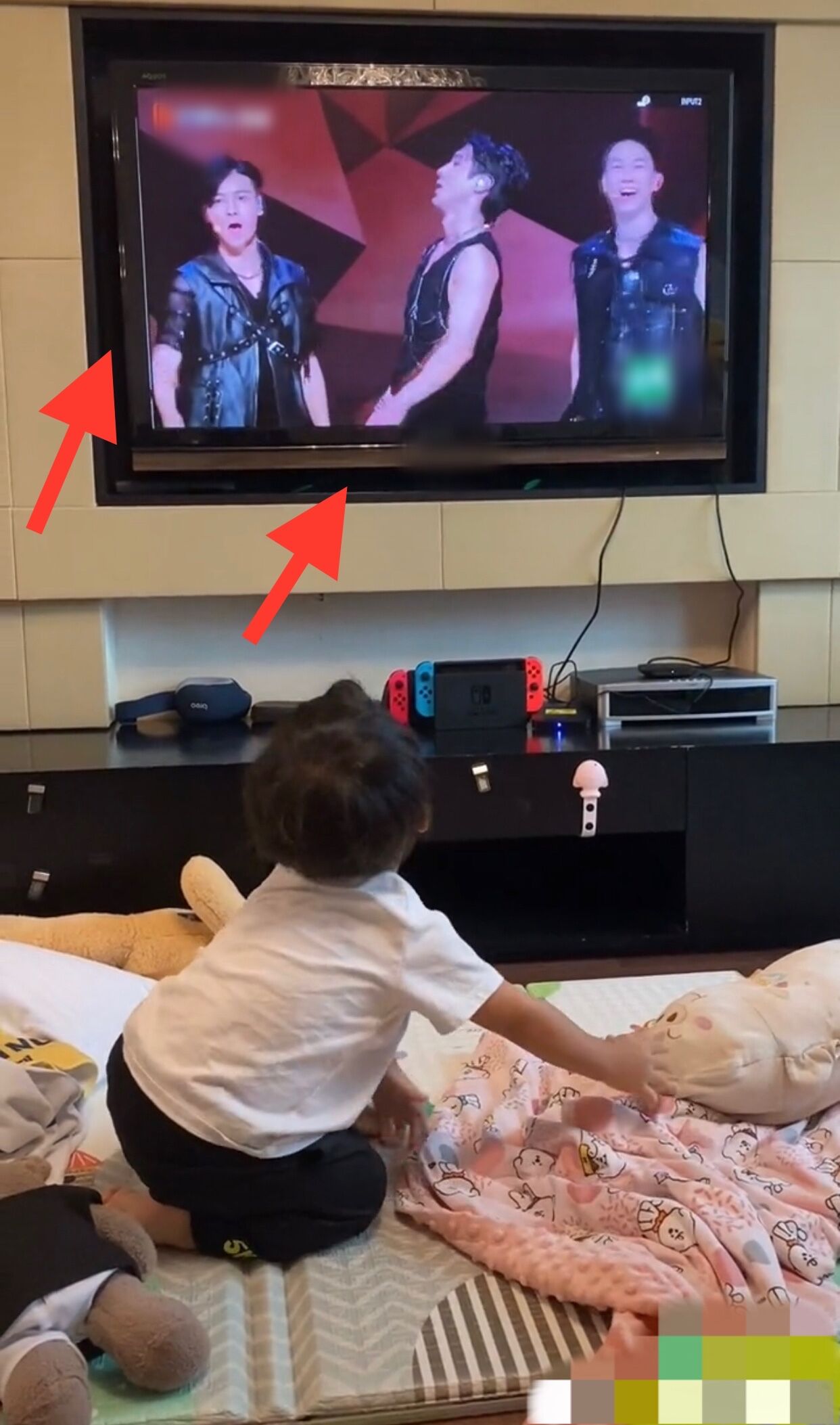 蔡少芬晒娃曝光家中内景，客厅狭小装修朴实，网传千万豪宅仅80平