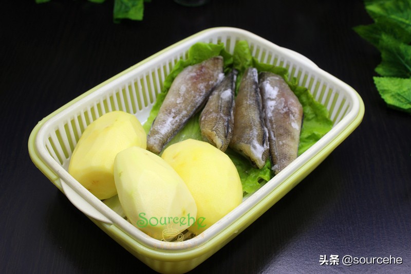 天冷就饞砂鍋煲，魚肉和土豆燉一燉，鮮香味美，熱乎乎很暖胃