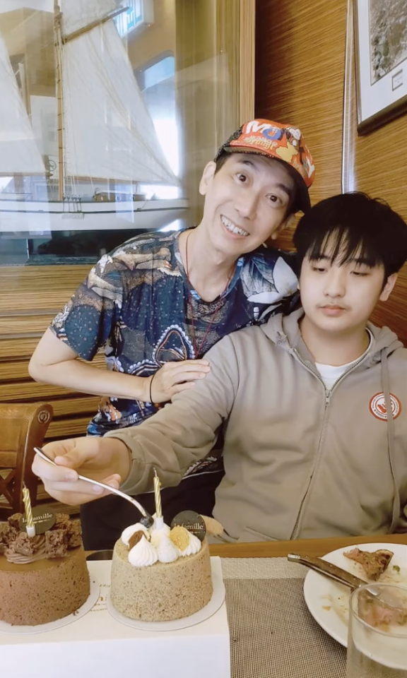 吴镇宇儿子费曼晒庆生视频，与妈妈温馨同框，王丽萍温婉知性