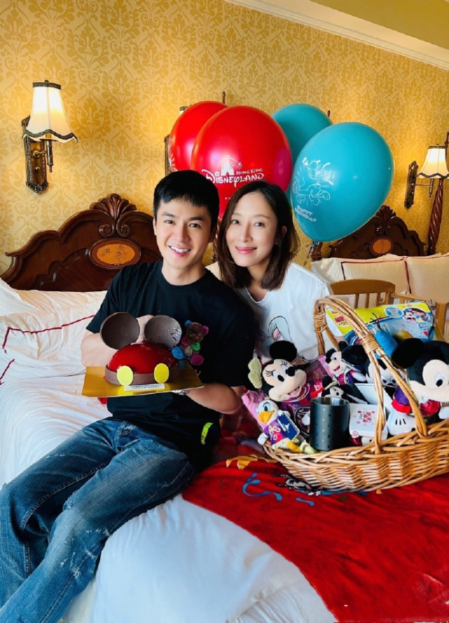 杨怡罗仲谦互庆生日，晒一家三口温馨日常，1岁女儿颜值高像爸爸