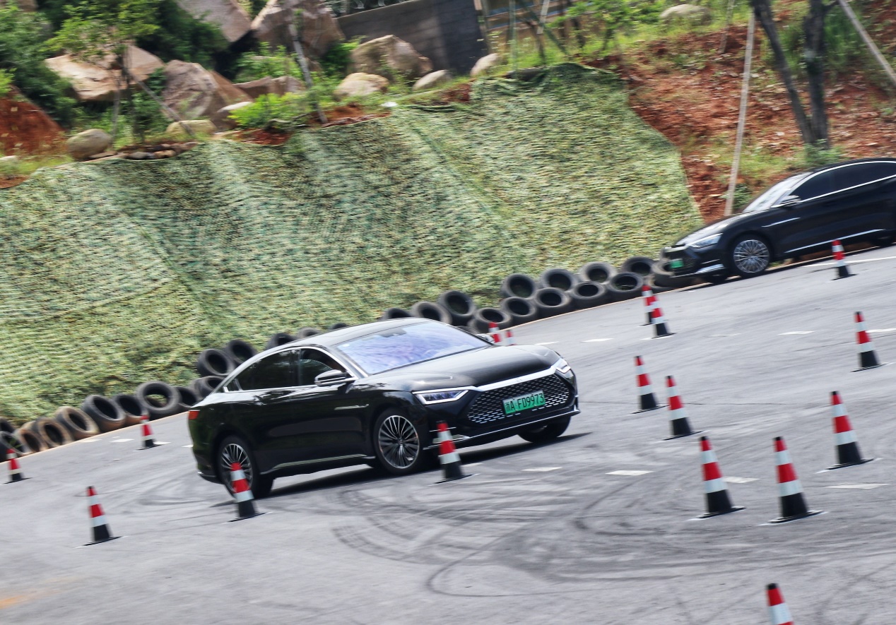 省的多还跑的快，品质堪比合资豪华轿车，深度环山试驾比亚迪汉DM