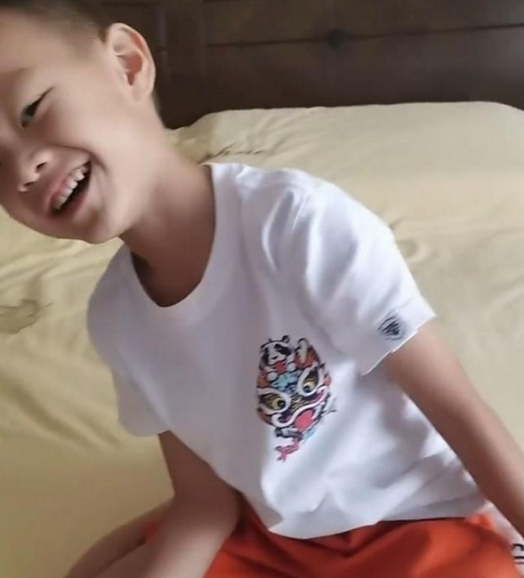 林丹儿子太受宠了，儿子搞怪在名包上涂鸦，谢杏芳：很有画家潜质