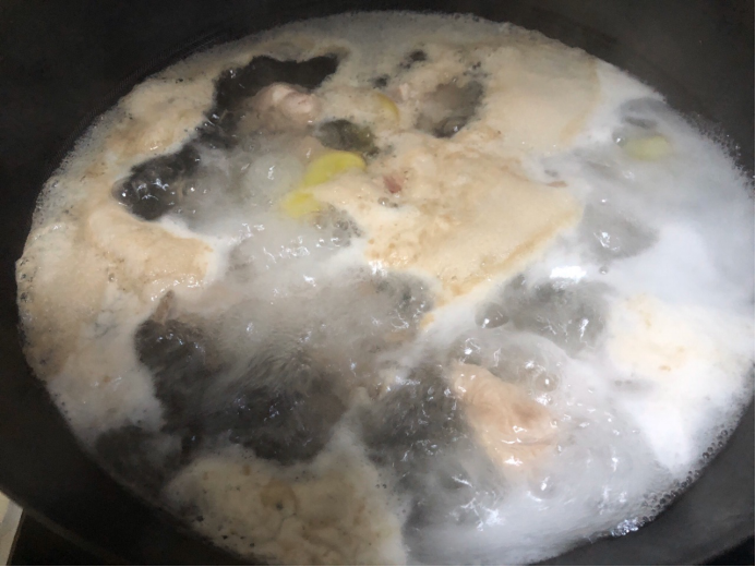 山药玉米猪骨汤做法，食材简单，汤鲜浓郁一点也不油腻