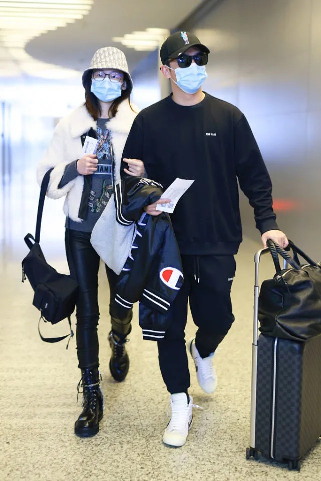 郑恺携妻走机场，二人都手拿外套好默契，苗苗