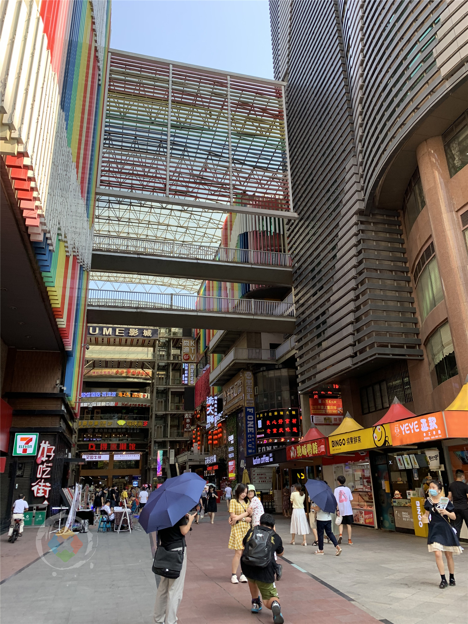 重庆石灰市菜市场关门修整，摊主纷纷摆起了地摊，热闹得像赶场