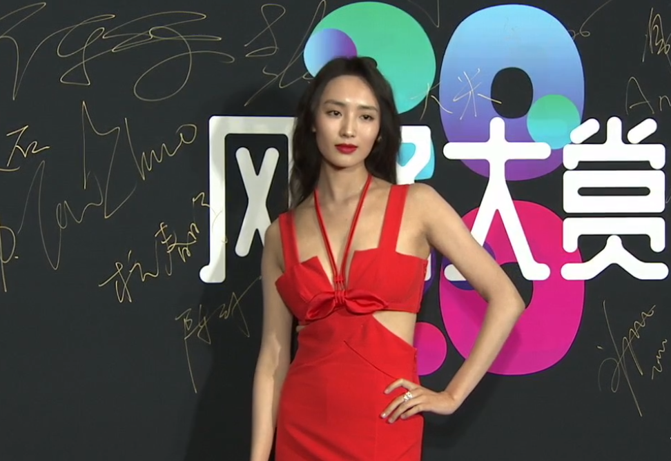 风格大赏明星穿搭：惠英红像鸡毛掸子，许佳琪